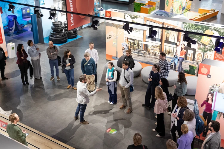 Gruppenf&uuml;hrung in der Ausstellung der Klima Arena