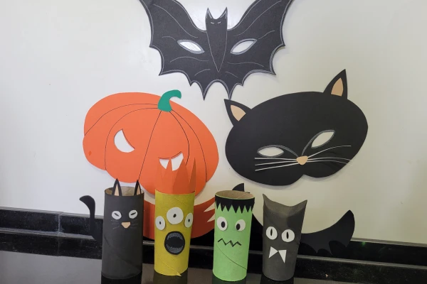 Halloween-Basteleien aus Alltagsmaterialien.