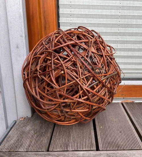 Weidenkugel auf Veranda.