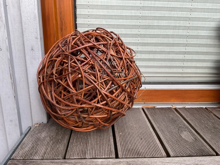Weidenkugel auf Veranda.