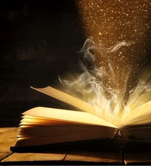 Ein aufgeschlagenes Buch aus dem Dampf und Glitzer hervorsteigt.