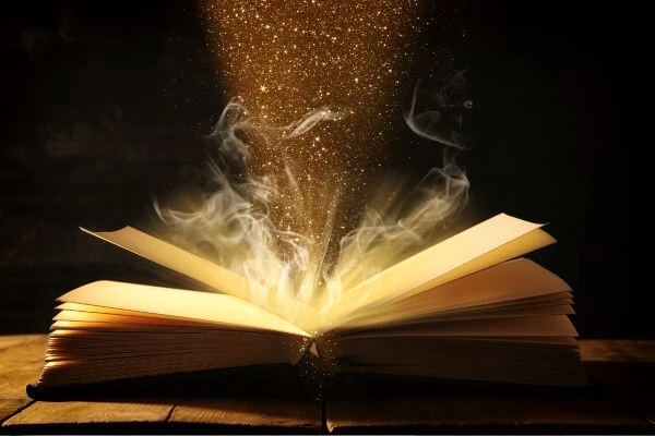 Ein aufgeschlagenes Buch aus dem Dampf und Glitzer hervorsteigt.