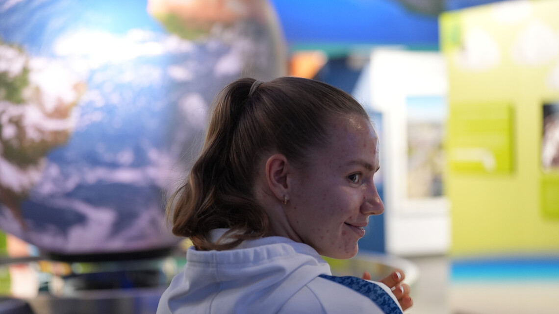 Eine Spielerin der TSG Frauen-Mannschaft am Globus der Klima Arena