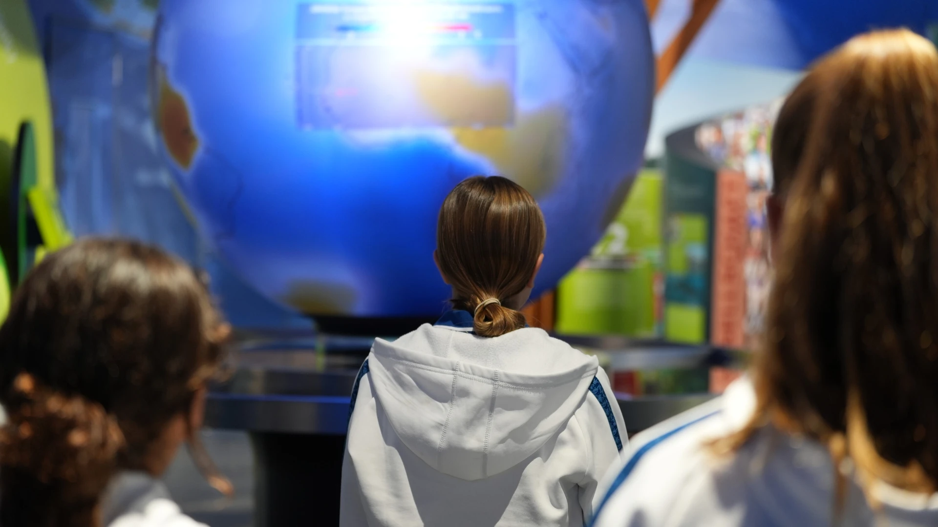 Spielerinnen der TSG Frauen-Mannschaft am Globus der Klima Arena