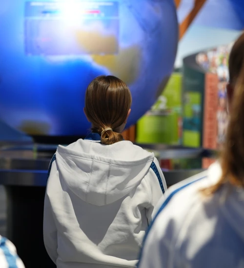 Spielerinnen der TSG Frauen-Mannschaft am Globus der Klima Arena
