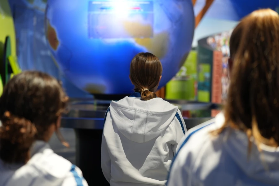 Spielerinnen der TSG Frauen-Mannschaft am Globus der Klima Arena