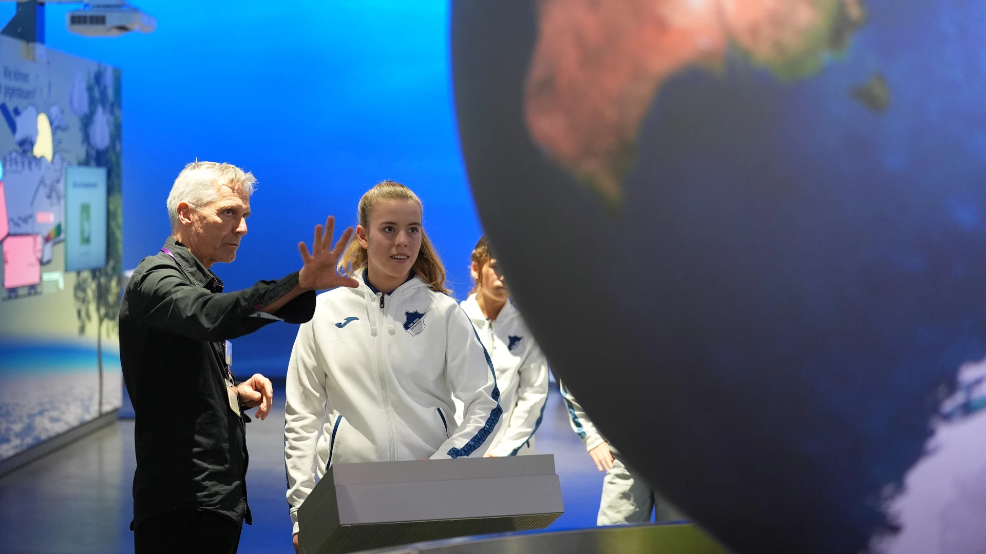 EIn Spielerin der TSG Frauen-Mannschaft am Globus der Klima Arena