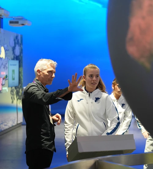 EIn Spielerin der TSG Frauen-Mannschaft am Globus der Klima Arena