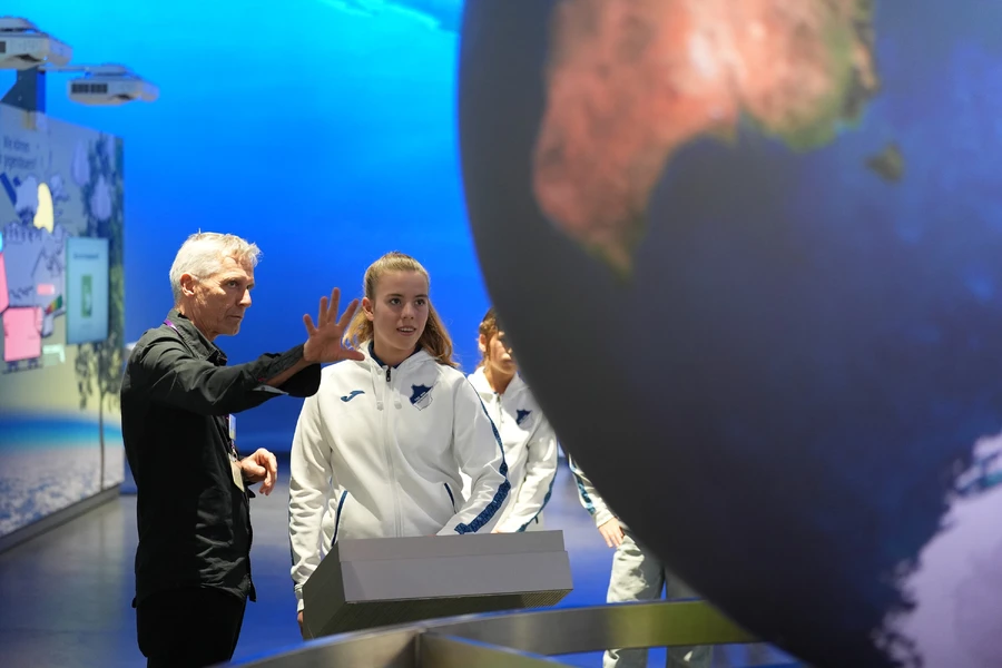 EIn Spielerin der TSG Frauen-Mannschaft am Globus der Klima Arena