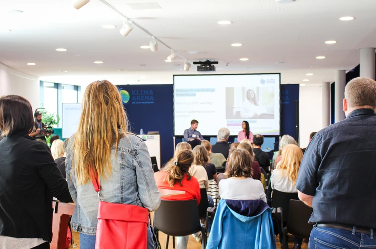 Teilnehmer der Expertenrunde Bildung auf der Veranstaltungsfl&auml;che der Klima Arena