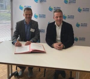 Oberbürgermeister Hans D. Reinwald und der Vorstandsvorsitzende der „Klimastiftung für Bürger“ Dr. Bernd Welz unterzeichnen eine Kooperationsvereinbarung